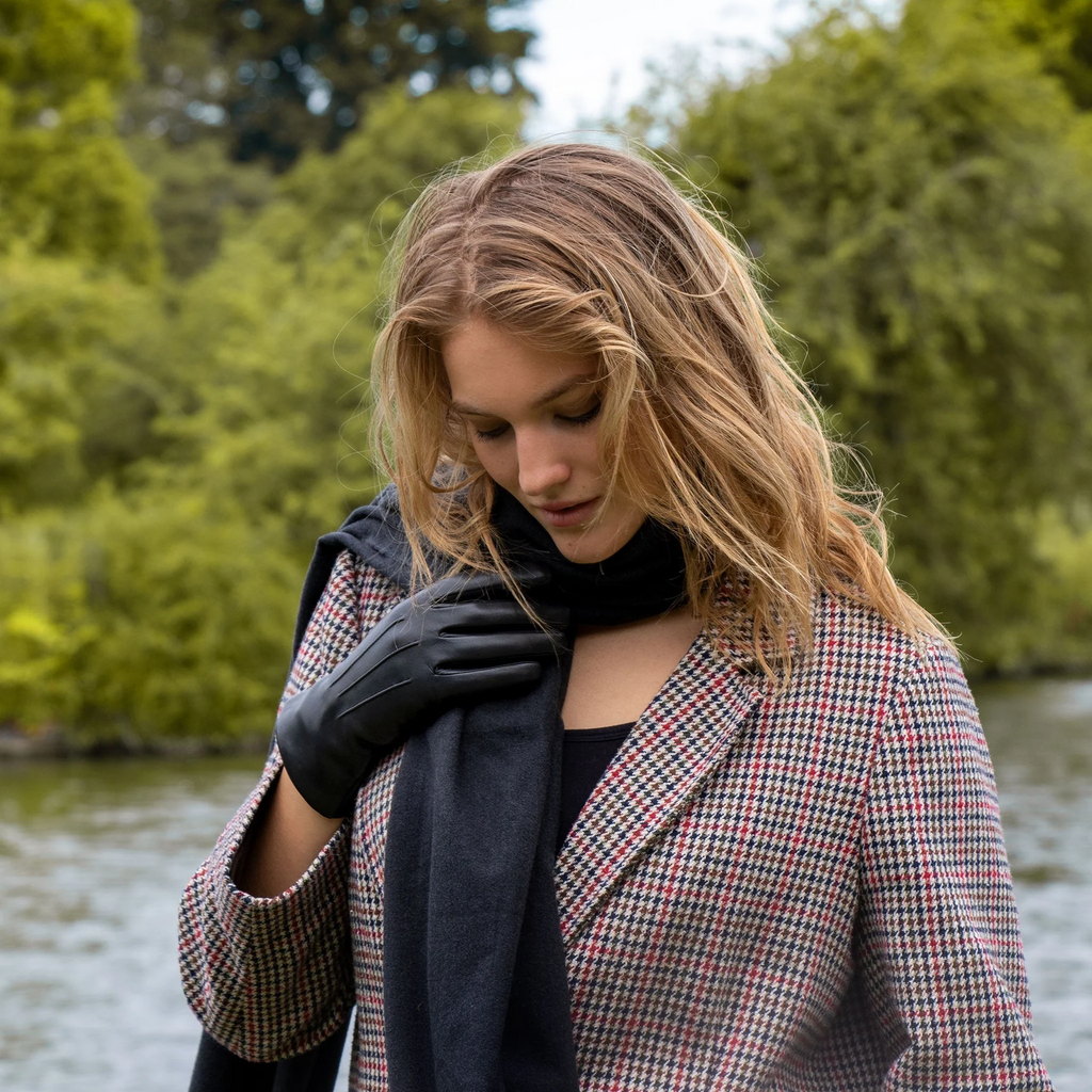 Black Women’s Leather Gloves with Touchscreen Capability and Cashmere Lining